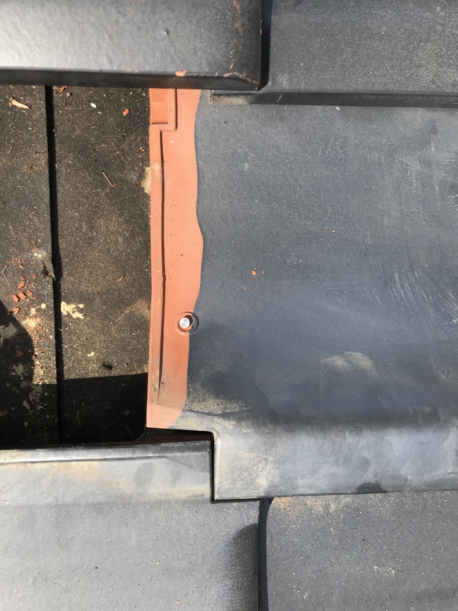 瓦差替え　桟瓦を釘打ちします。