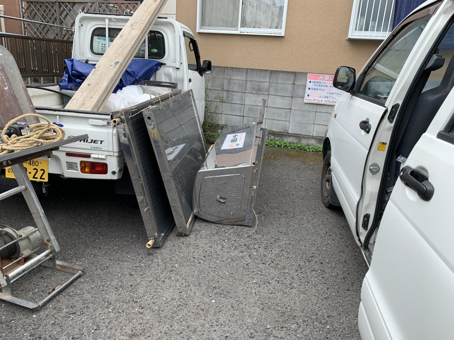 お湯を抜いた太陽光温水器を屋根下におろします