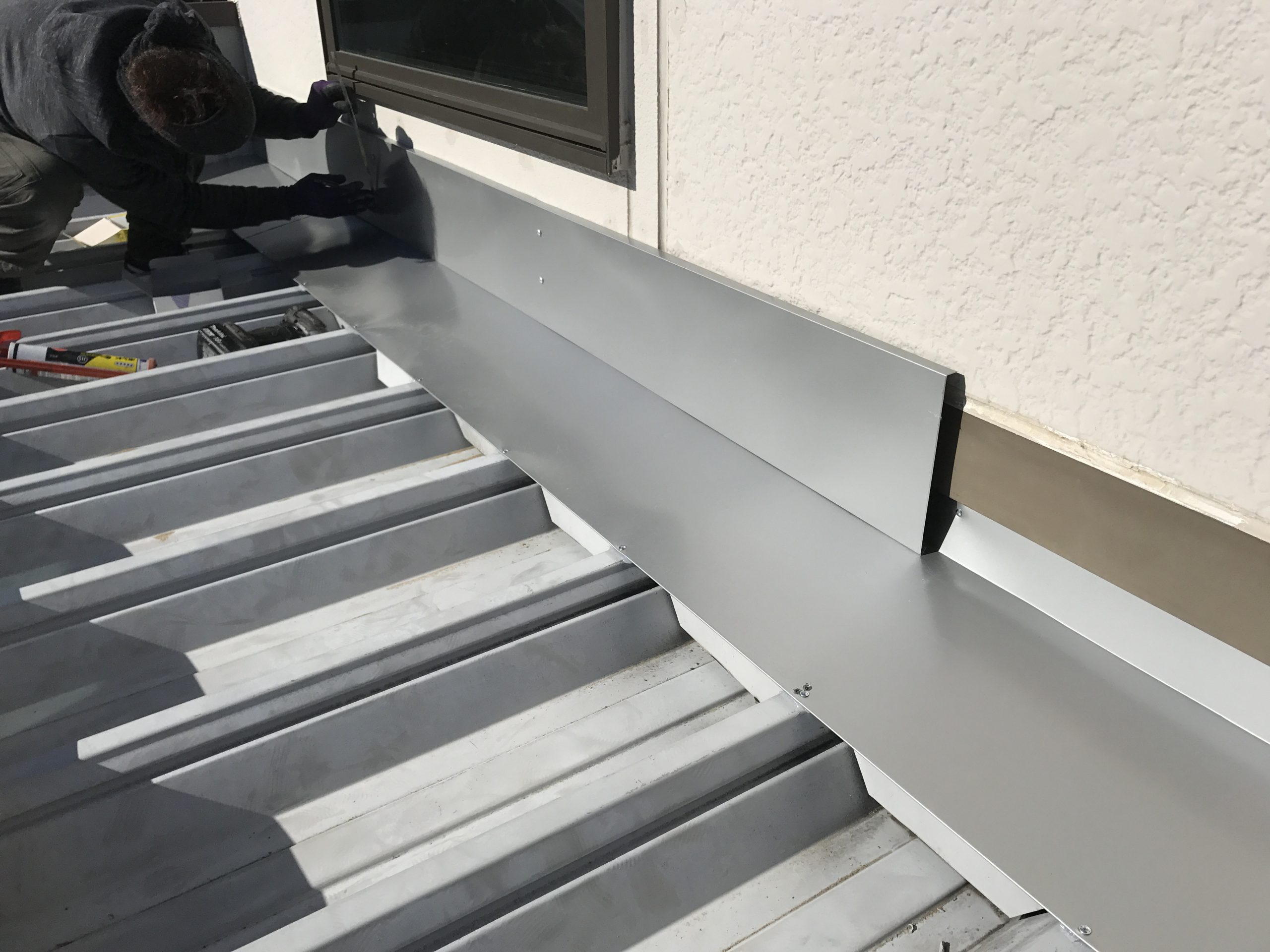 加工した雨押えは元の大きさよりも大きく作ります。