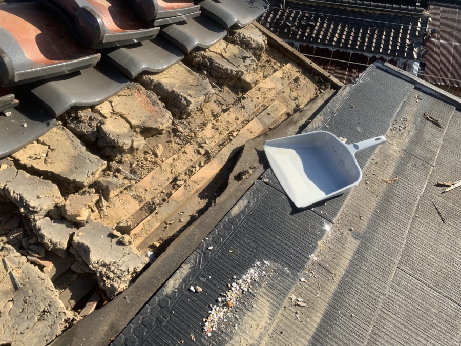 瓦下地葺き土の撤去