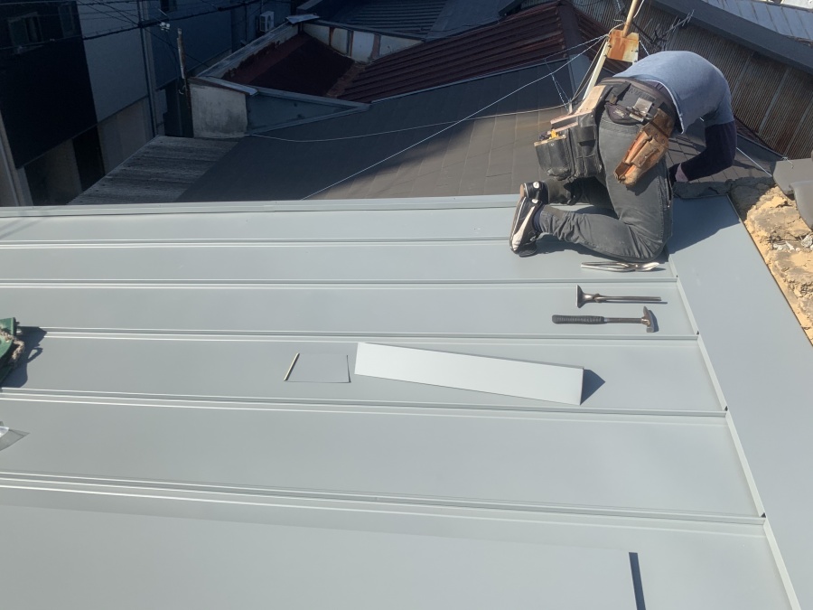 屋根取り合いの雨押え取付