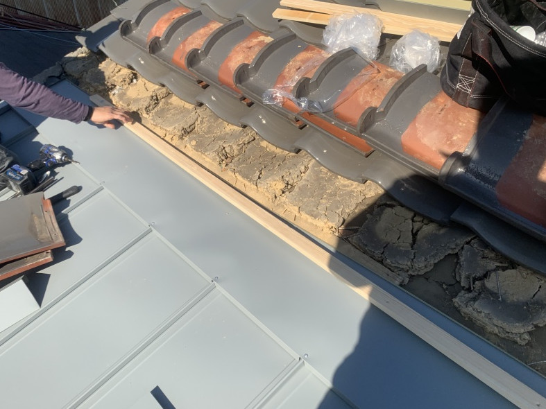 屋根取り合いの雨押え取付