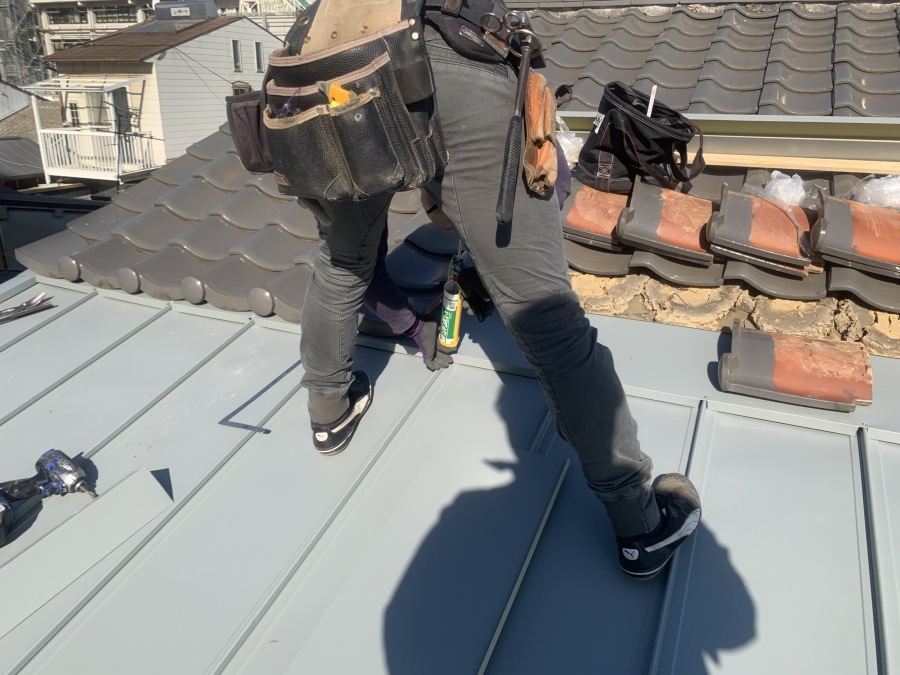 屋根取り合いの瓦復旧