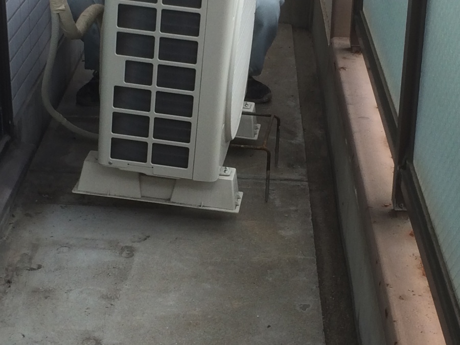 室外機を、持ち上げ室外機下までウレタンを塗布します！