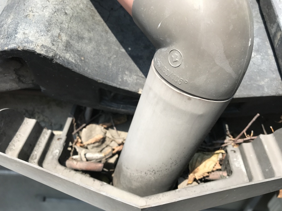 集水器に落ち葉が詰まっています。