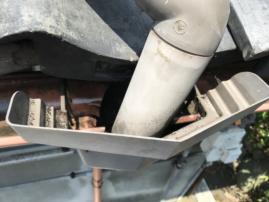 上から取り除ける部分は取り除き、土になっているものは上から針金を使いついて開通させます。