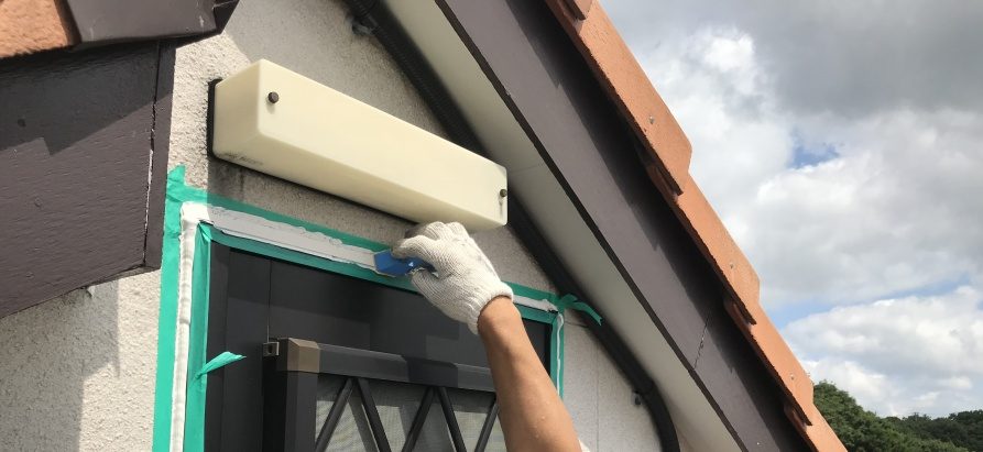 シール材を押さえて空気を抜きます。