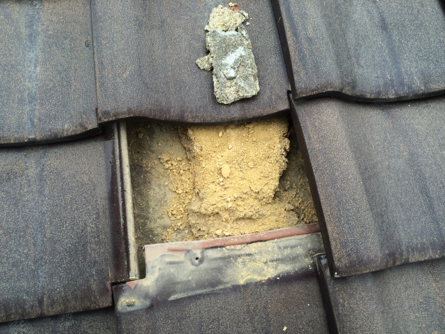 平瓦下の葺き土の崩れ
