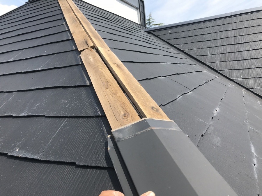 棟が捲れて貫板が見えています