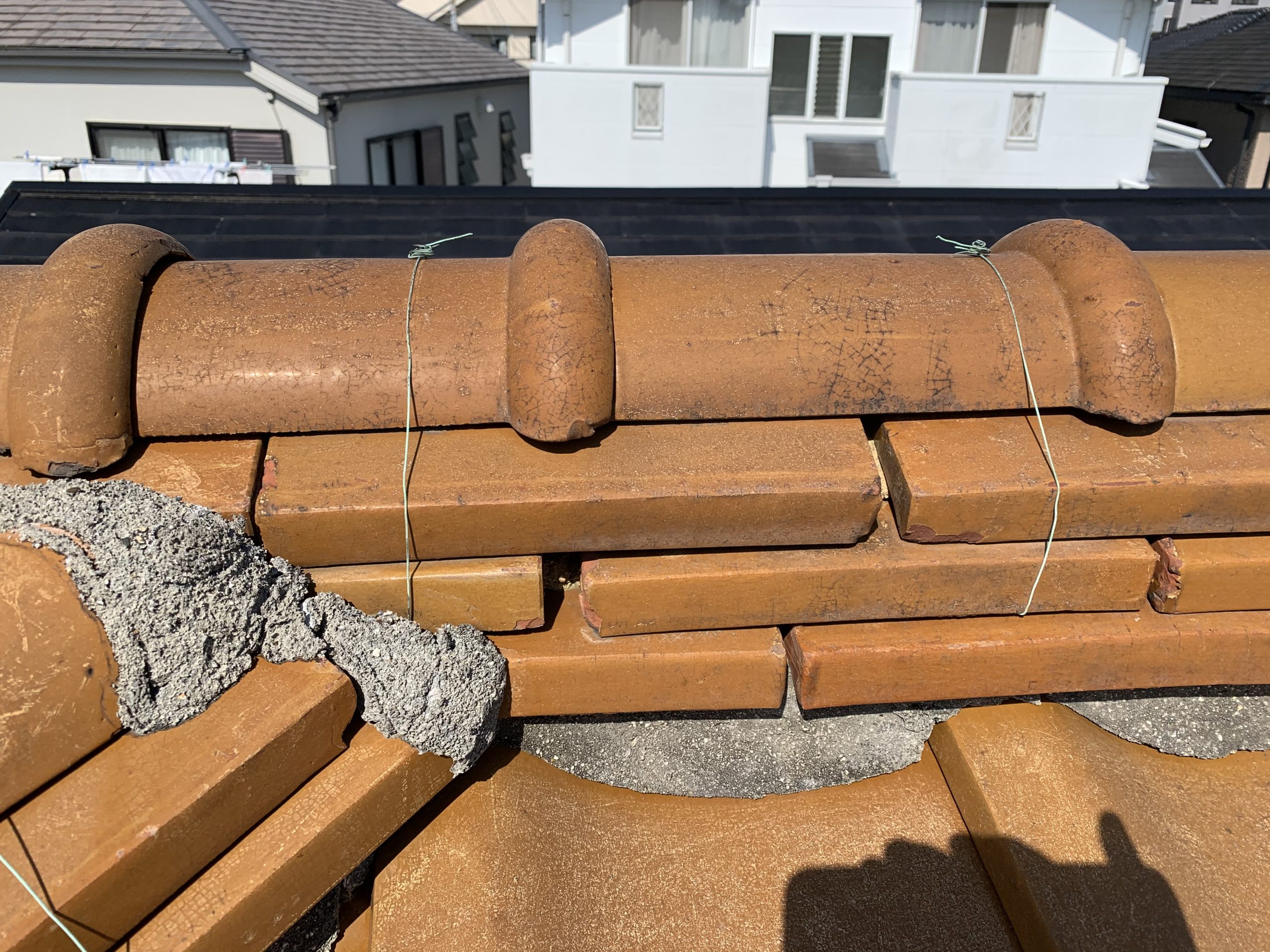 下地の劣化により隙間だらけの棟