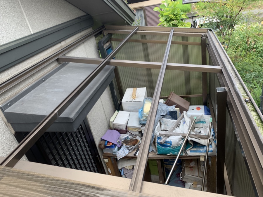 倉庫の波板の屋根が飛散このままでは荷物が濡れてしまいます。