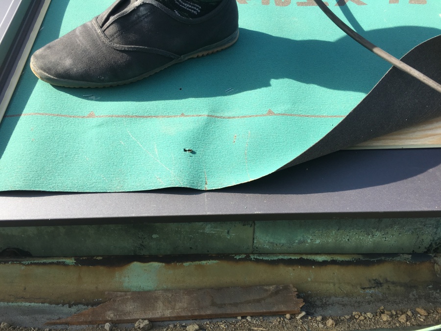 カラクサ水切りはルーフィングの下に取り付けます。