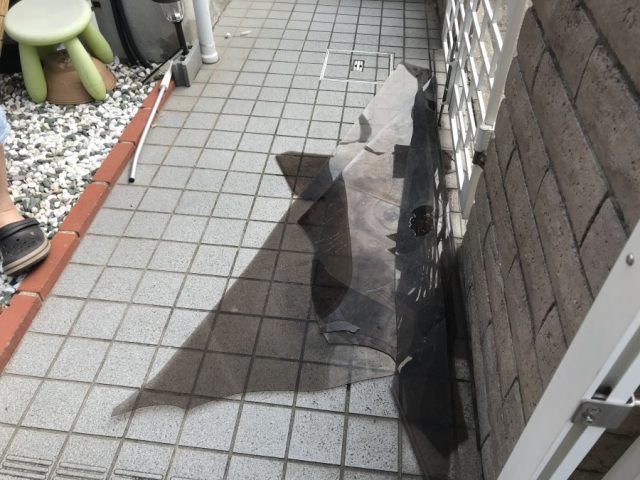 飛散したパネル