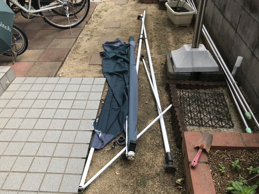 後付けシェードの飛散