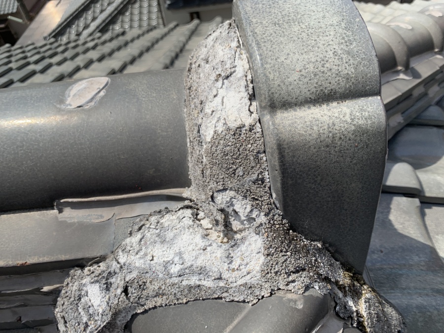 漆喰と瓦の取り合いなどがコーキングによりふさがれています。