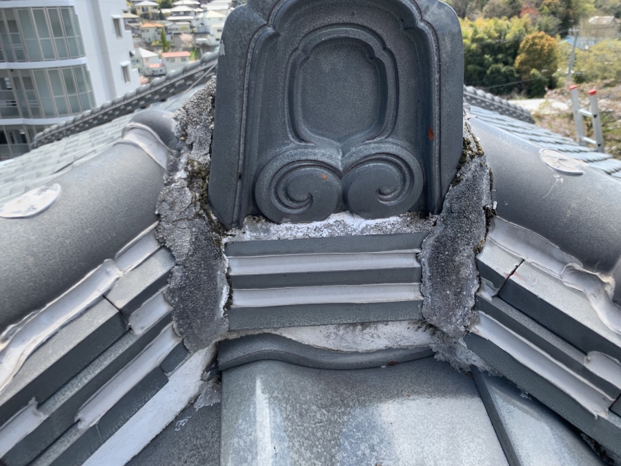 棟瓦の隙間もすべてコーキング材で塞いであります。