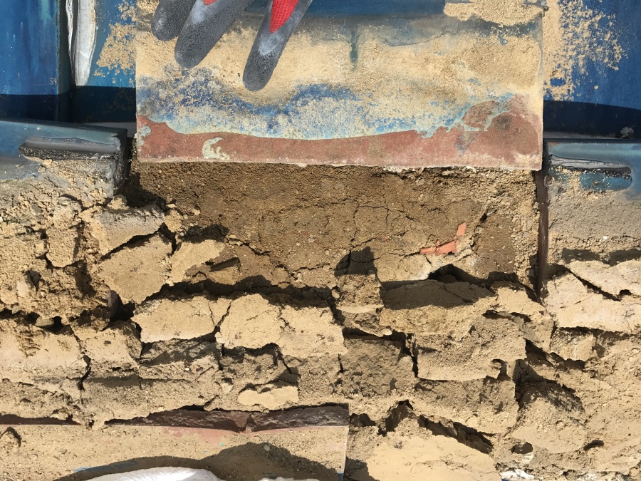 またこの部分の葺き土は水が通っていたため、土の形が完全に崩れていました。