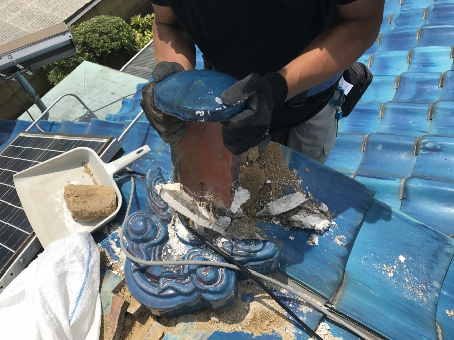 棟の巴瓦、鬼瓦の撤去