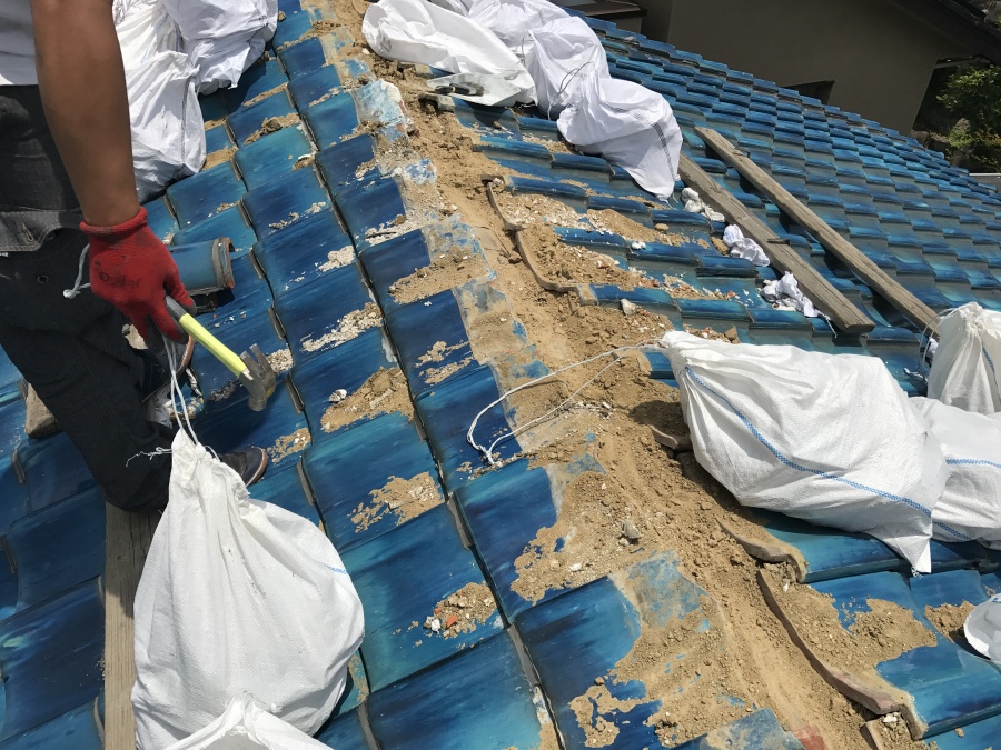 棟瓦の下から露出した葺き土