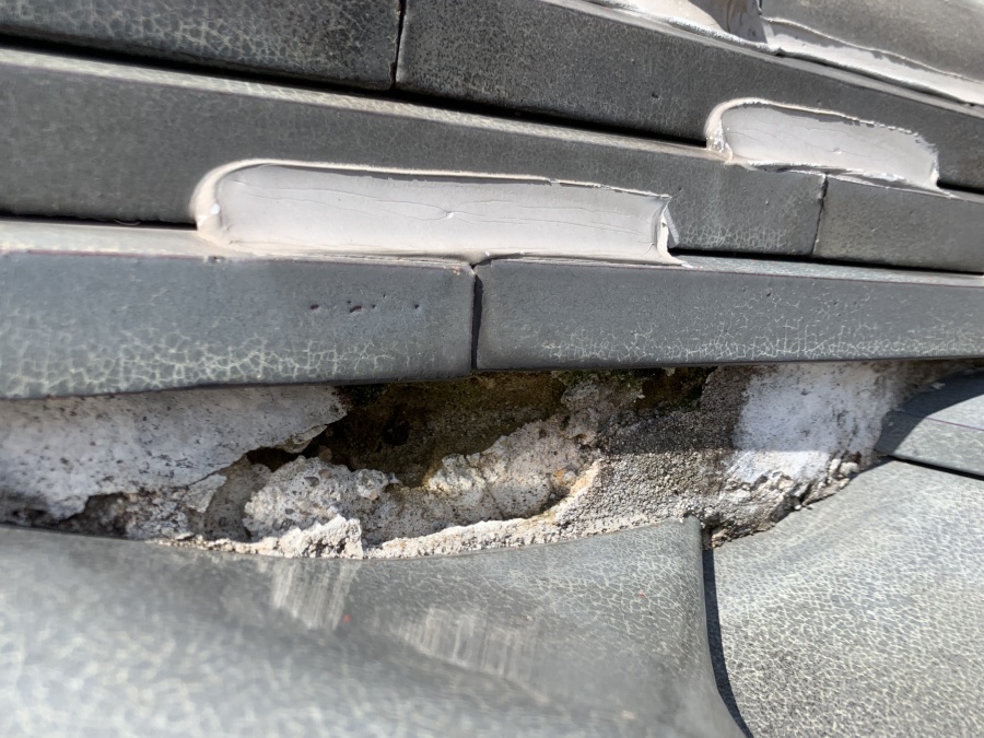 熨斗瓦の隙間から入り込んだ雨水により、中の土が濡れ、漆喰が剥離しています。