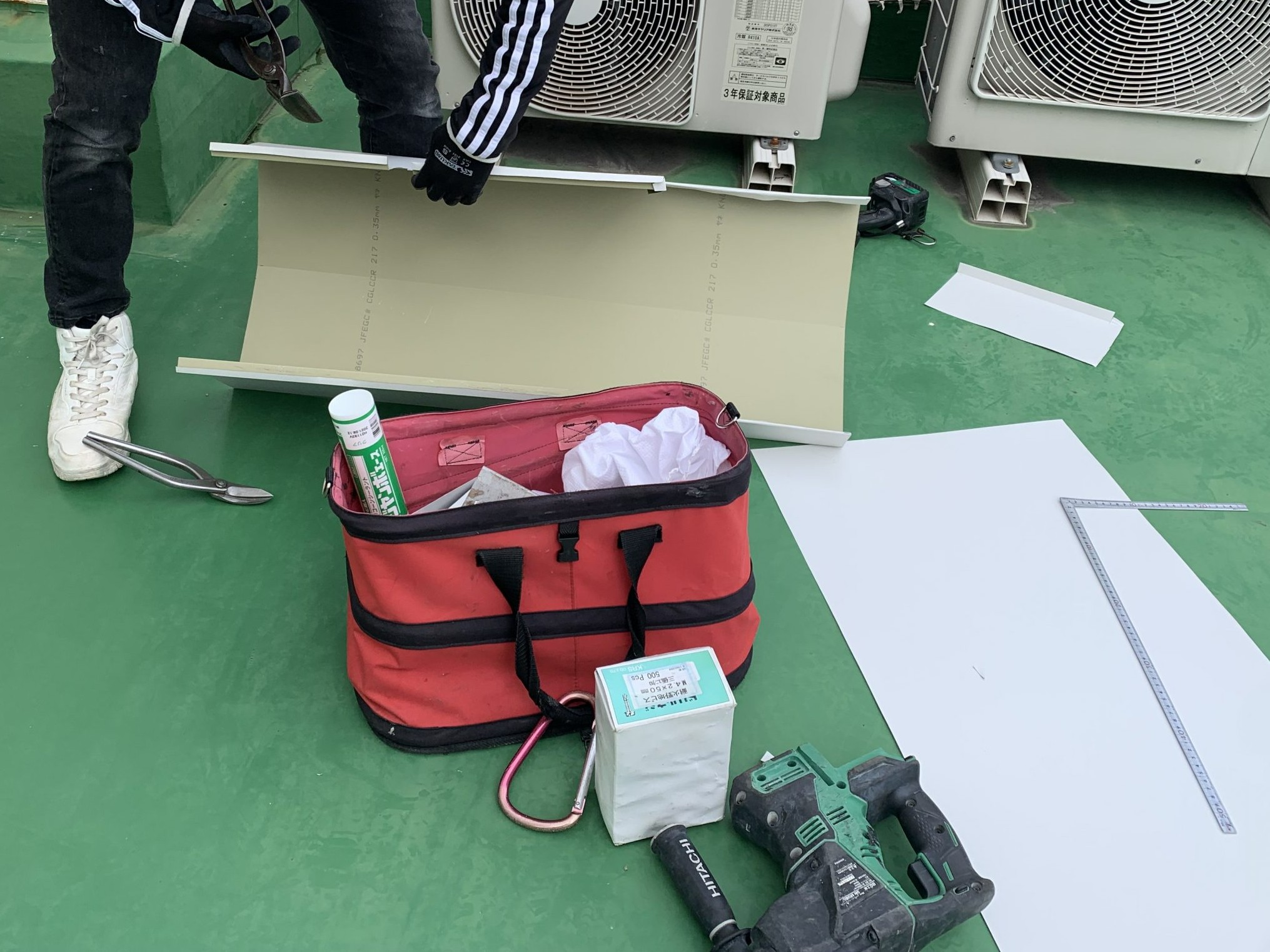 板金の細部は手で加工していきます