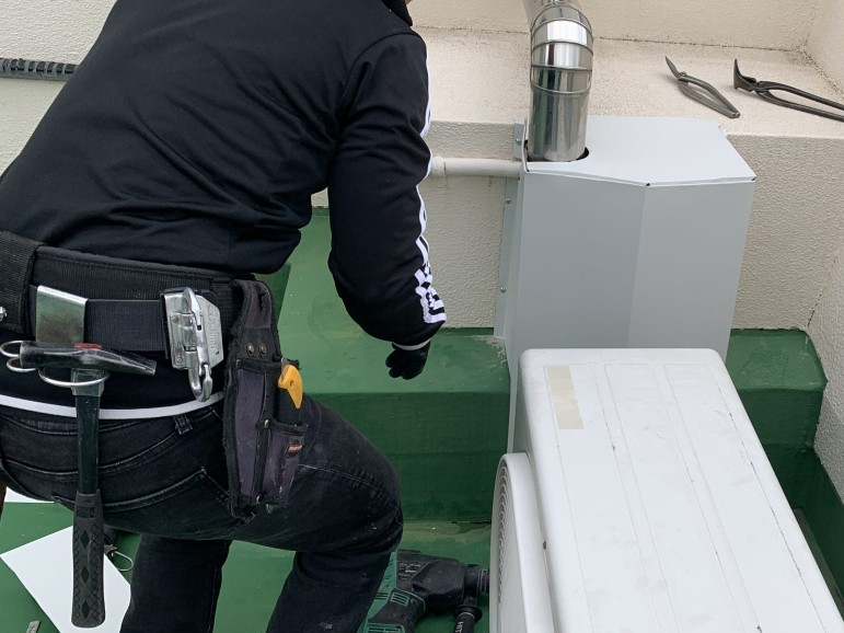 雨漏りの侵入口となるパイプスペースをSべ手覆い隠します