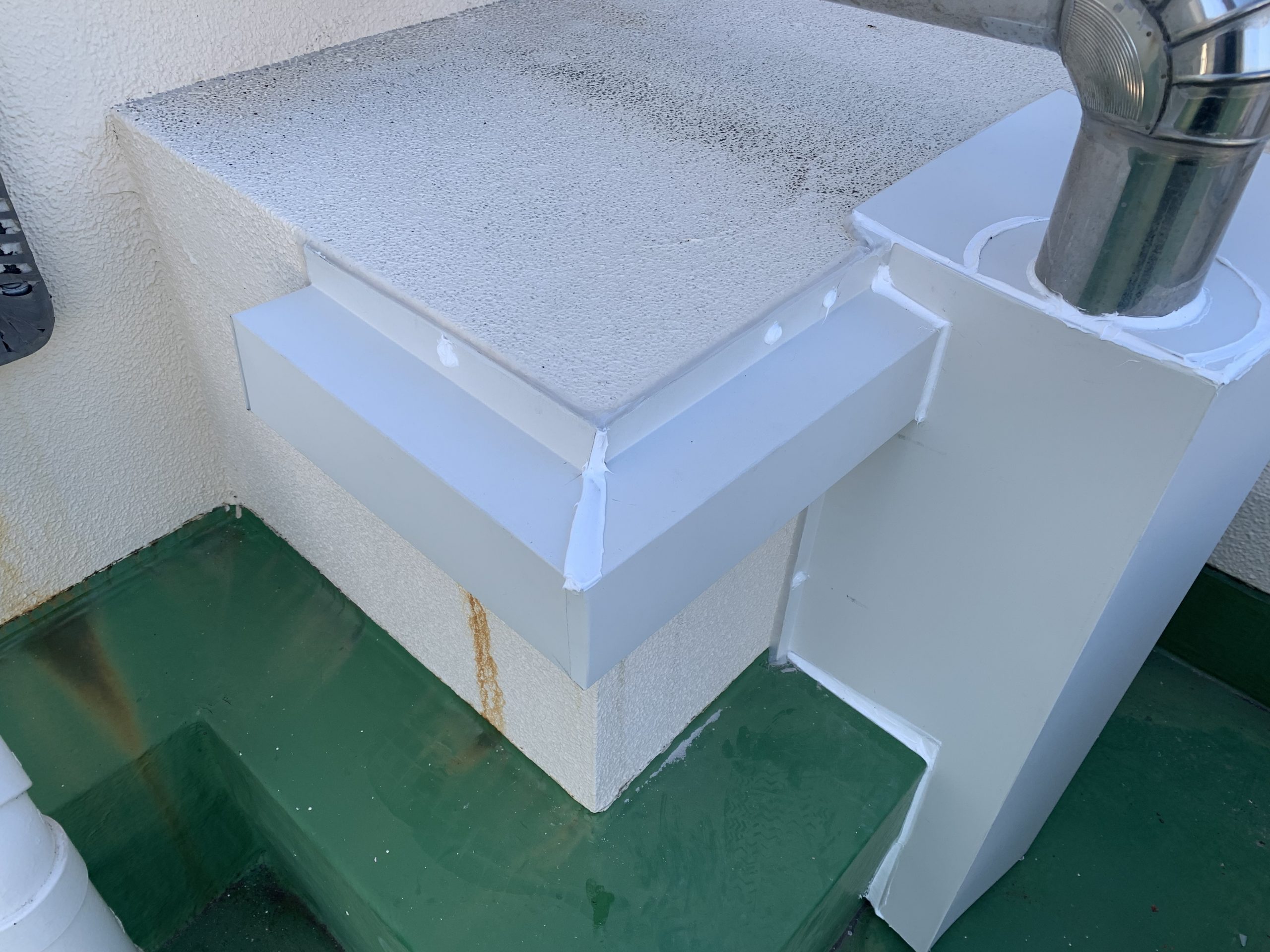 細かな隙間はコーキング処理を行います