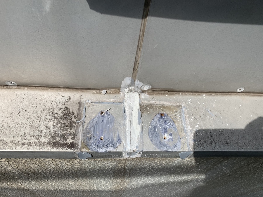 水切りコーキングなどの不陸が発生するものをケレンします。