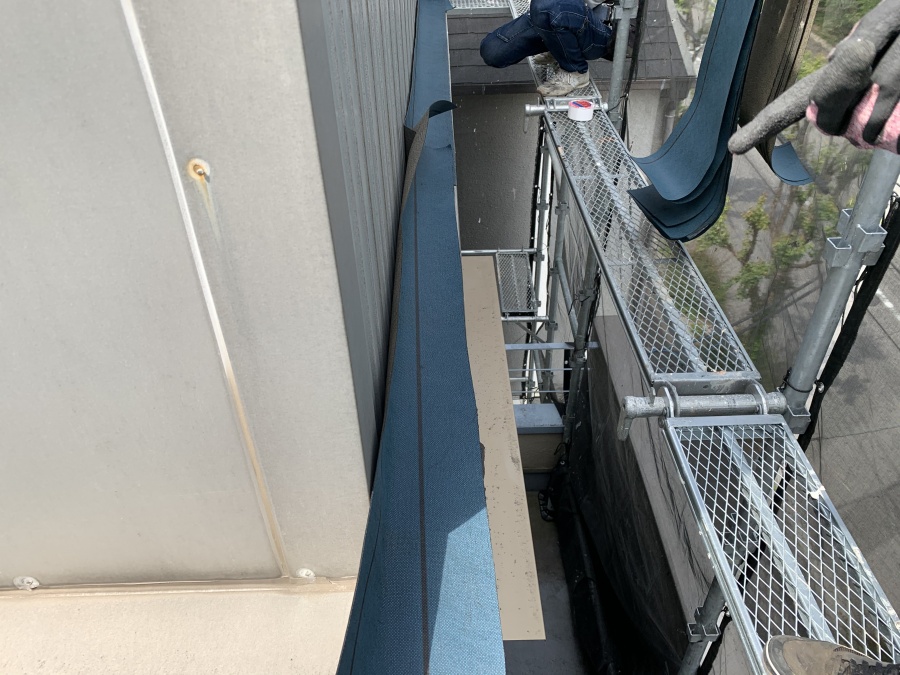 土台水切りにルーフィングを敷き込みます。