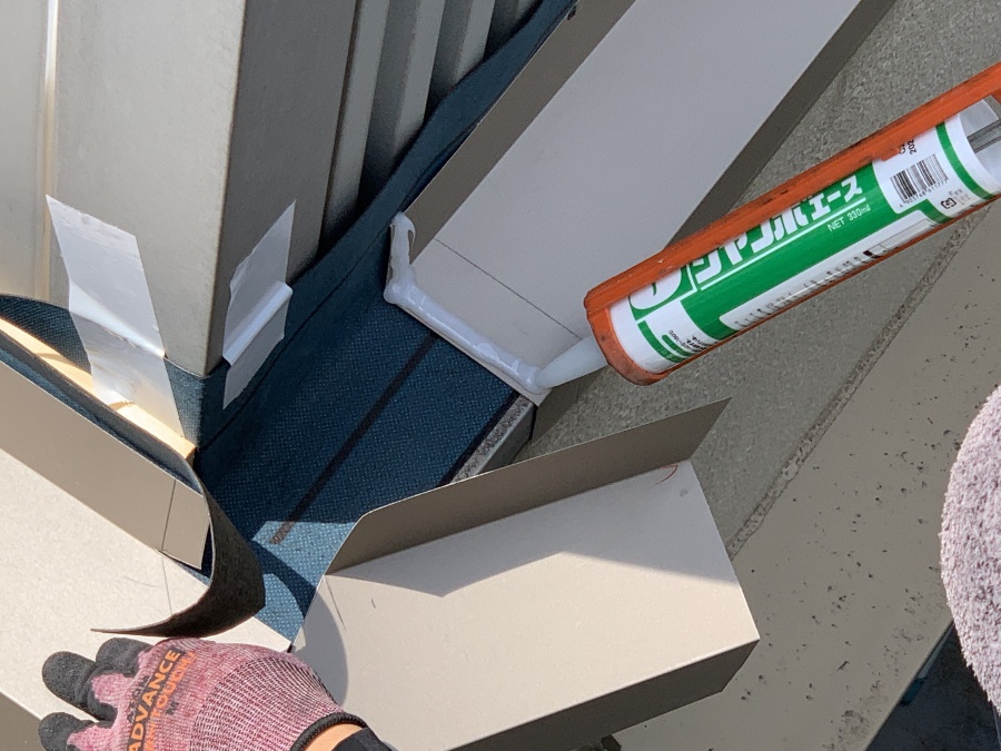 土台水切ジョイント部コーキング捨て打ち