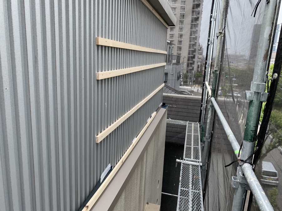 新しい壁の下地、胴縁を全体的に取り付けていきます。