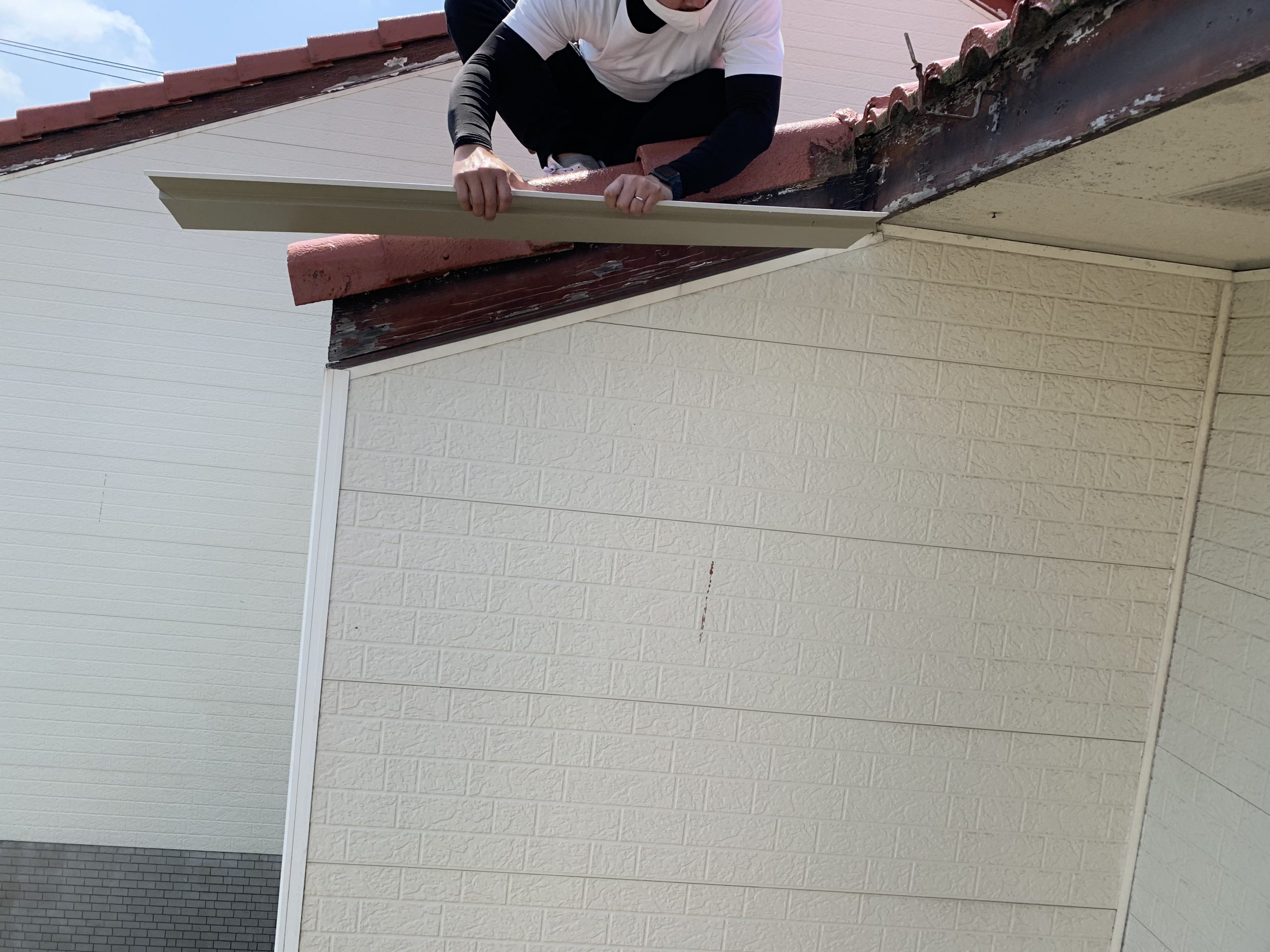 破風板金取付の様子