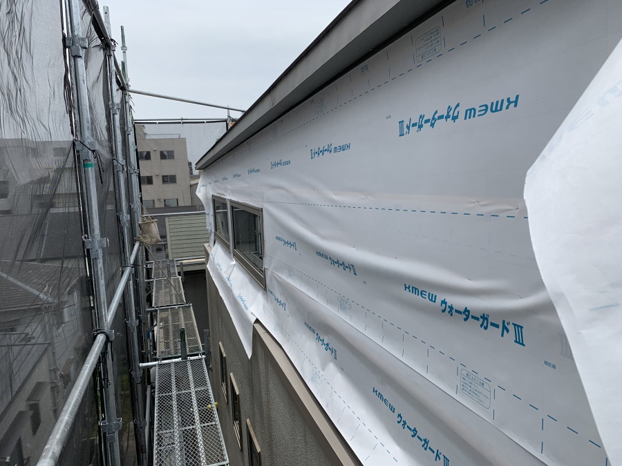 胴縁に透湿防水シートをタッカー留します。