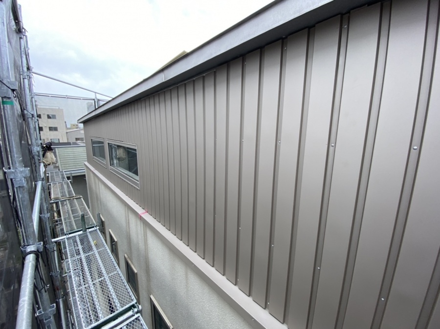 角波(ガルバリウム鋼板t-0.4mm)を張ります。