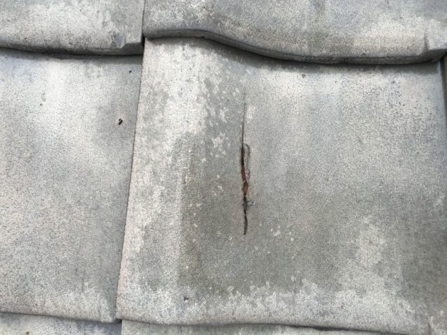 飛来物による瓦割れ