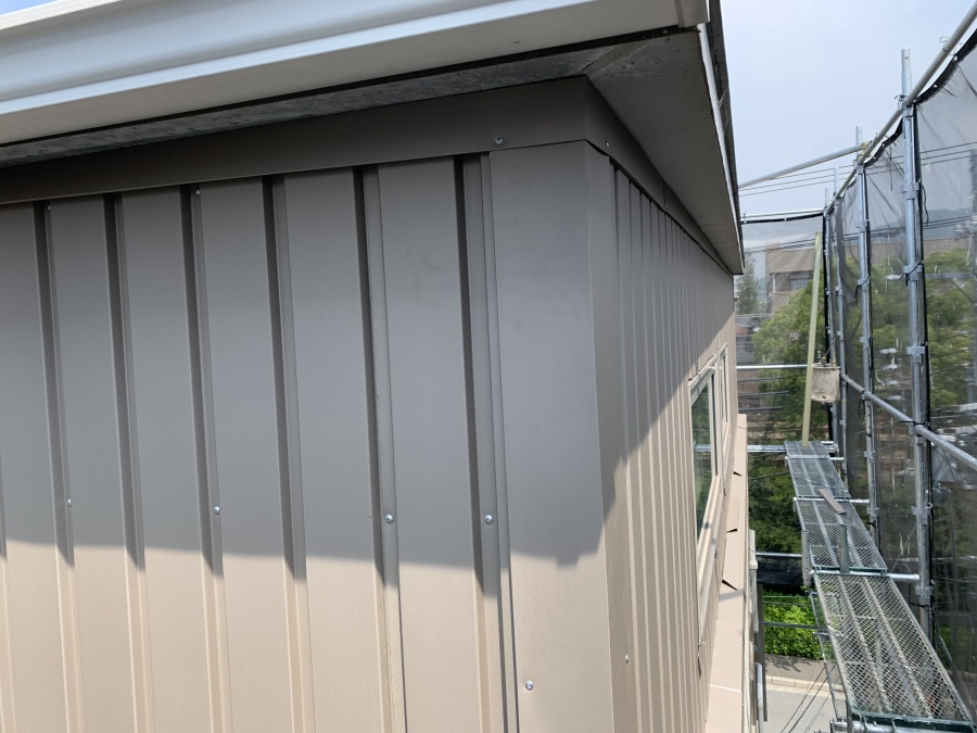 出隅板金、天端に見切り材を付けます。