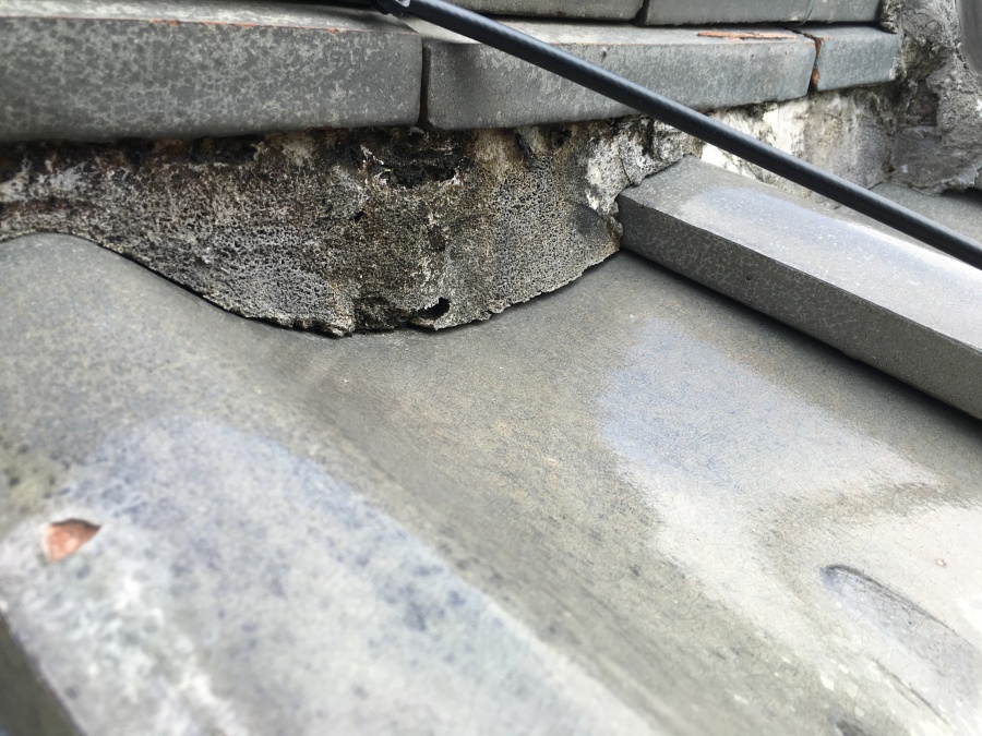 棟瓦に施工された漆喰
