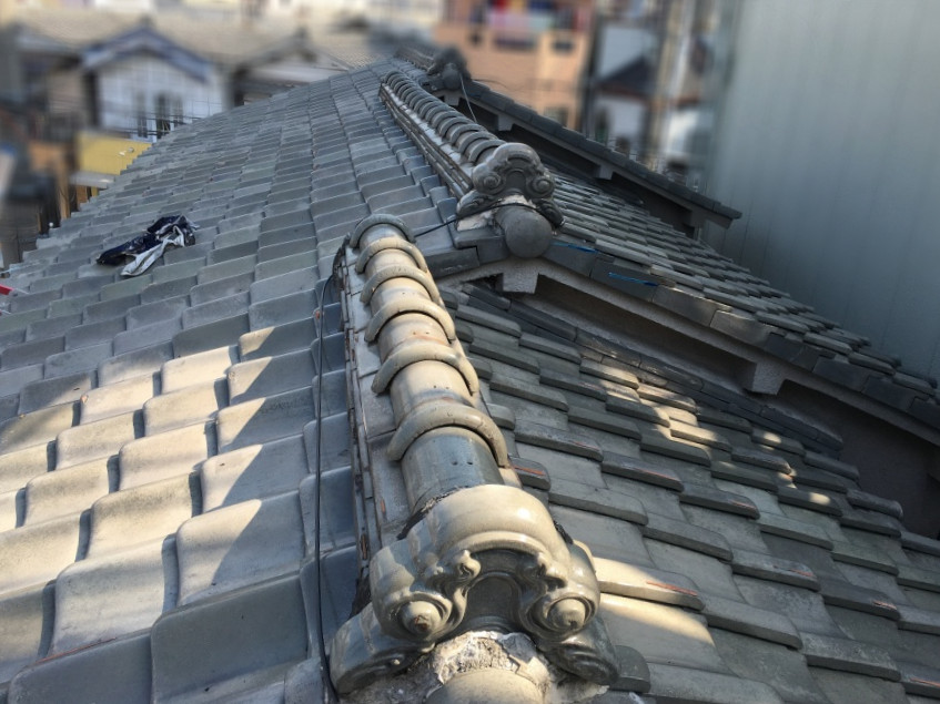 雨漏り箇所真上にあたる瓦屋根