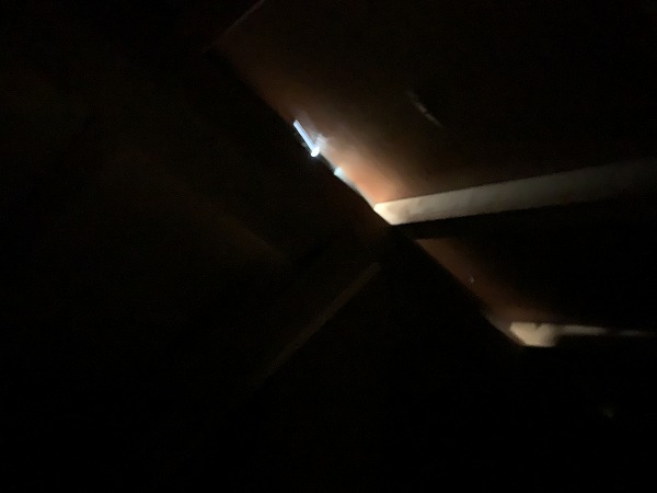 屋根裏の光の漏れ