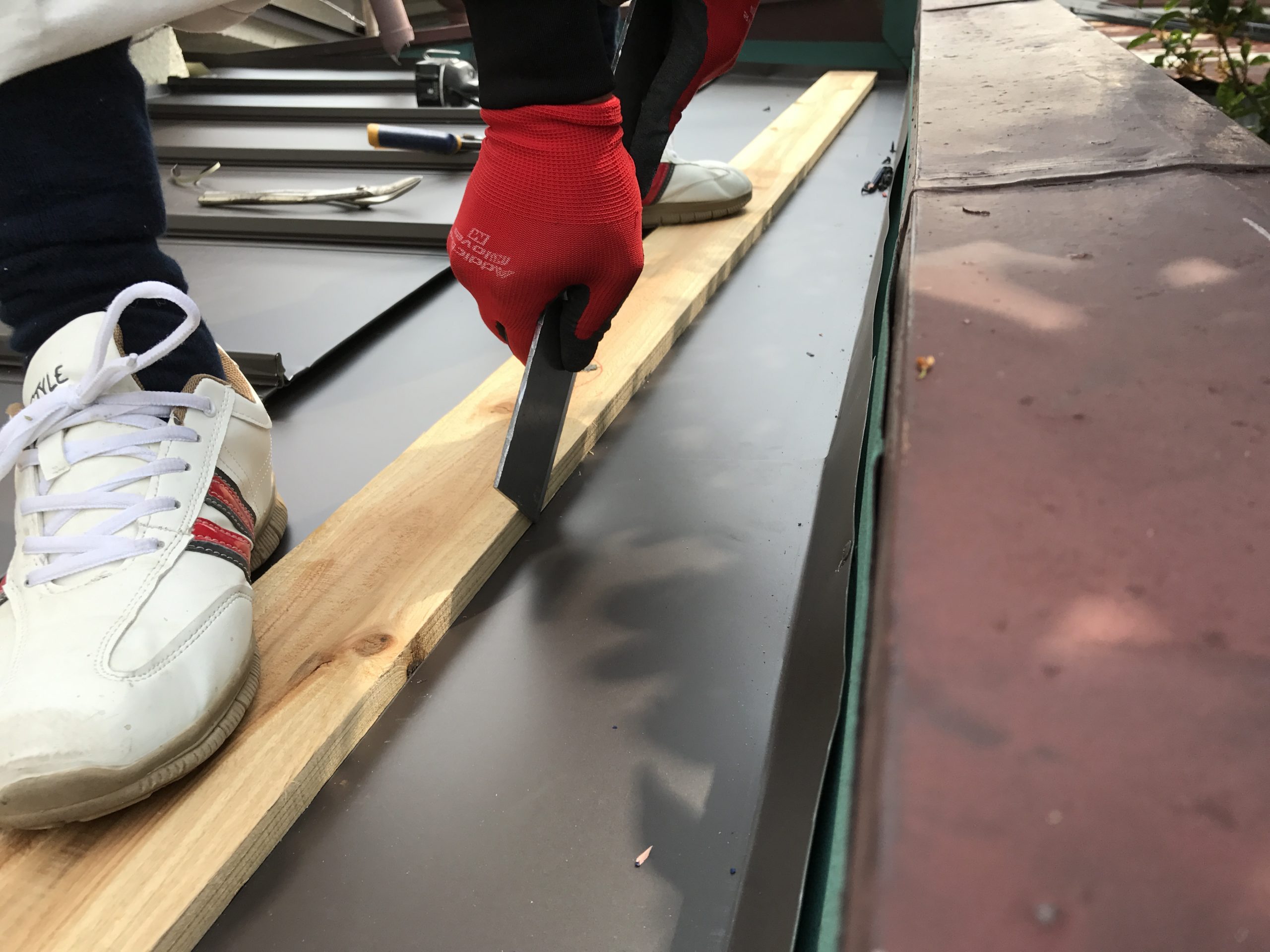 カタラバを使い谷板金に勾配を付けます