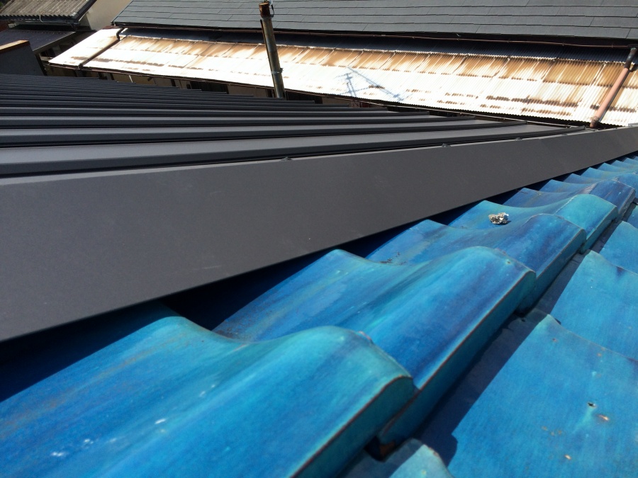 1カ月点検　連棟瓦屋根との取り合い板金