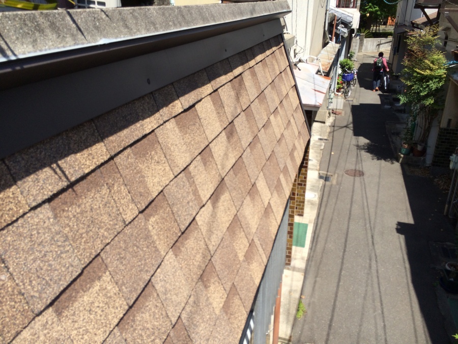 1カ月点検　垂れ壁部分のアスファルトシングル葺きも見事なものです！