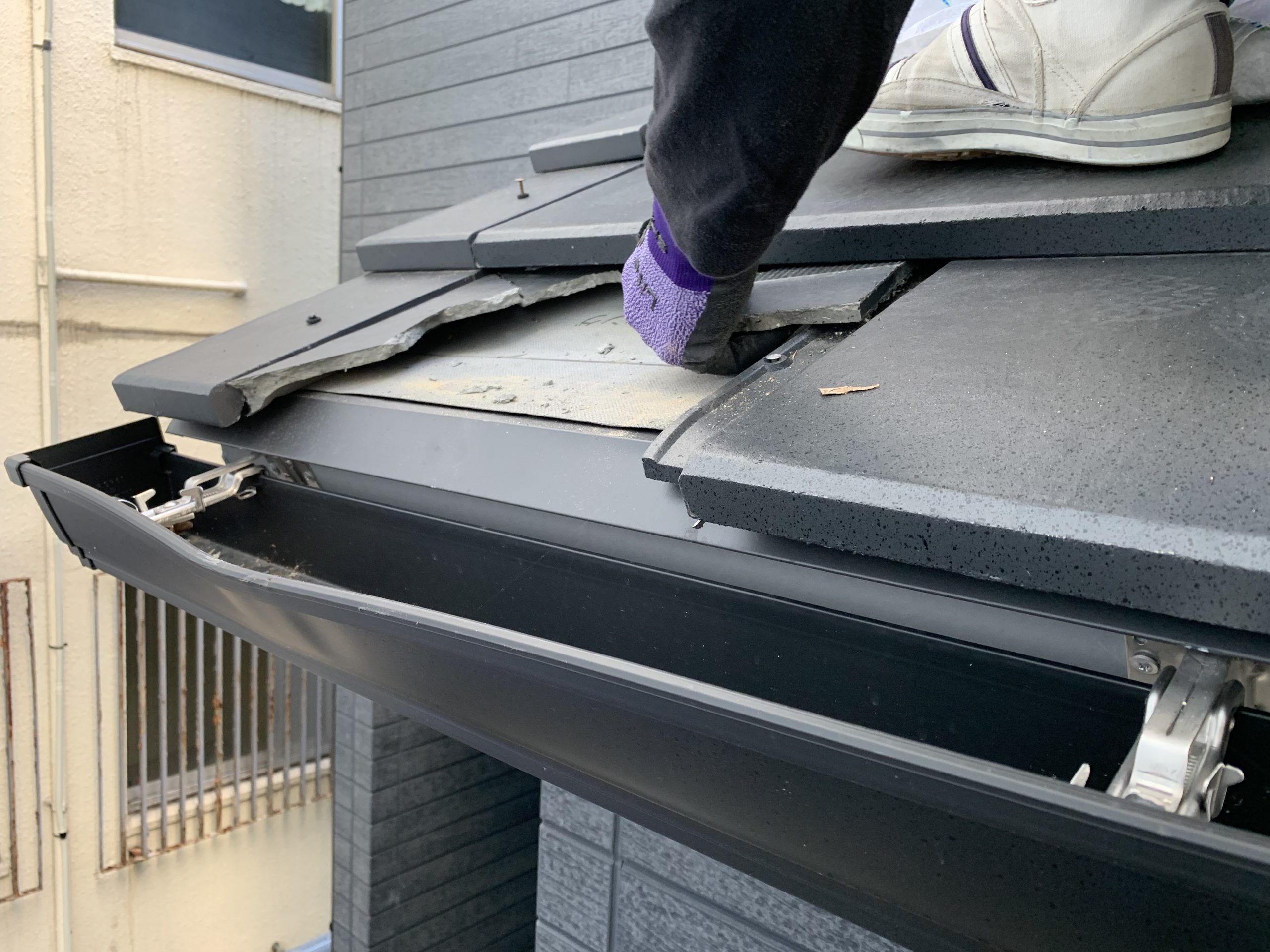 割れた富士スレート瓦を解体撤去します