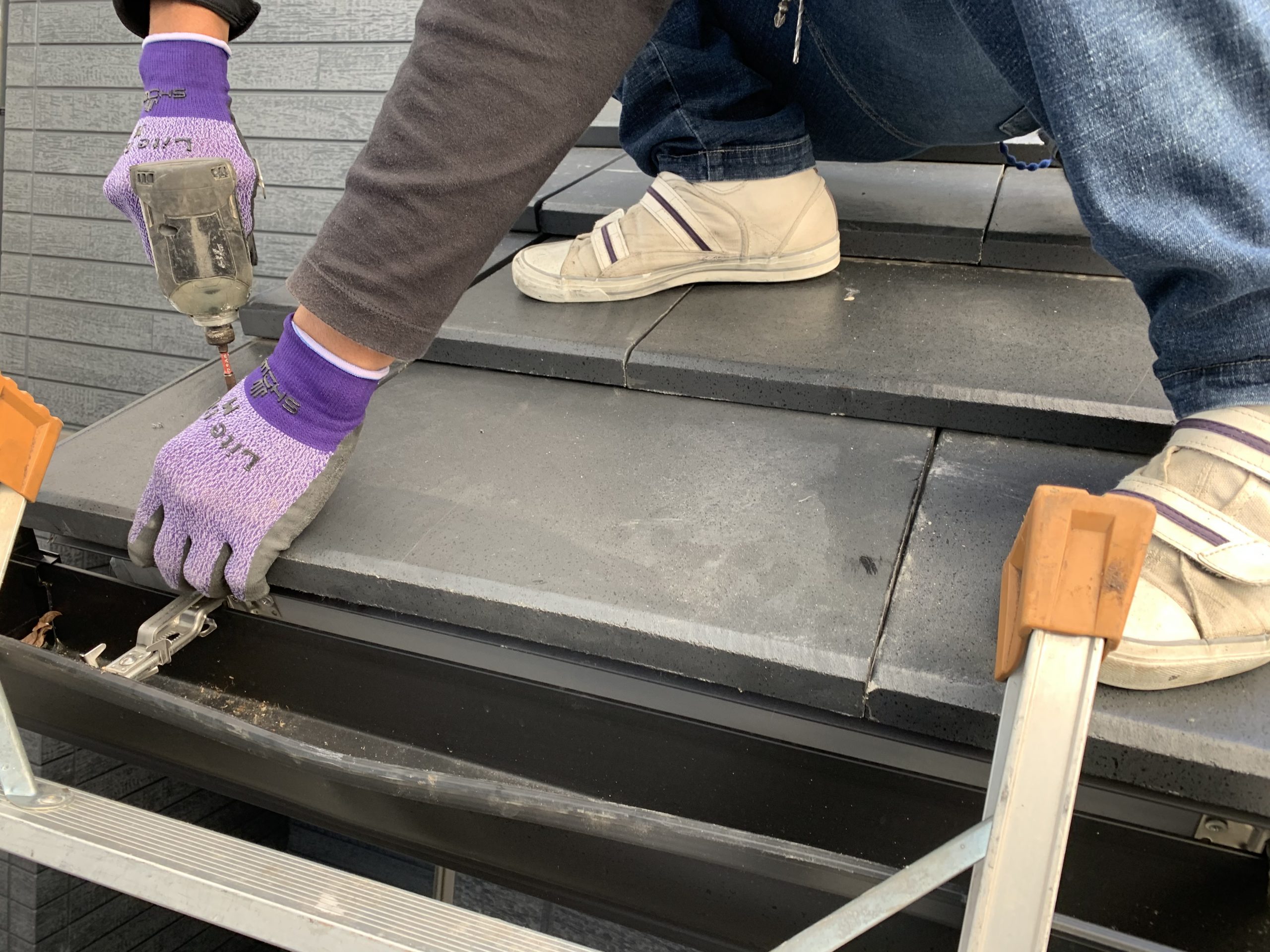 新しい瓦を差します(富士スレートドリーム30　カナディアンブラック)