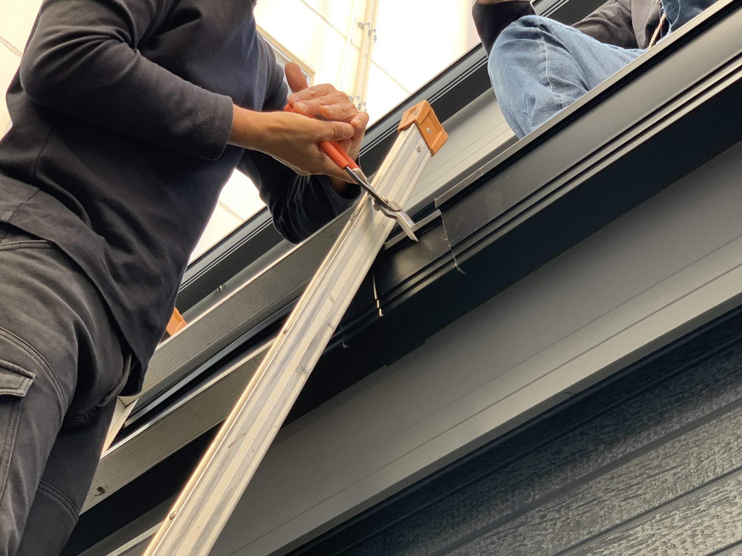 変形した樋をカットして撤去します