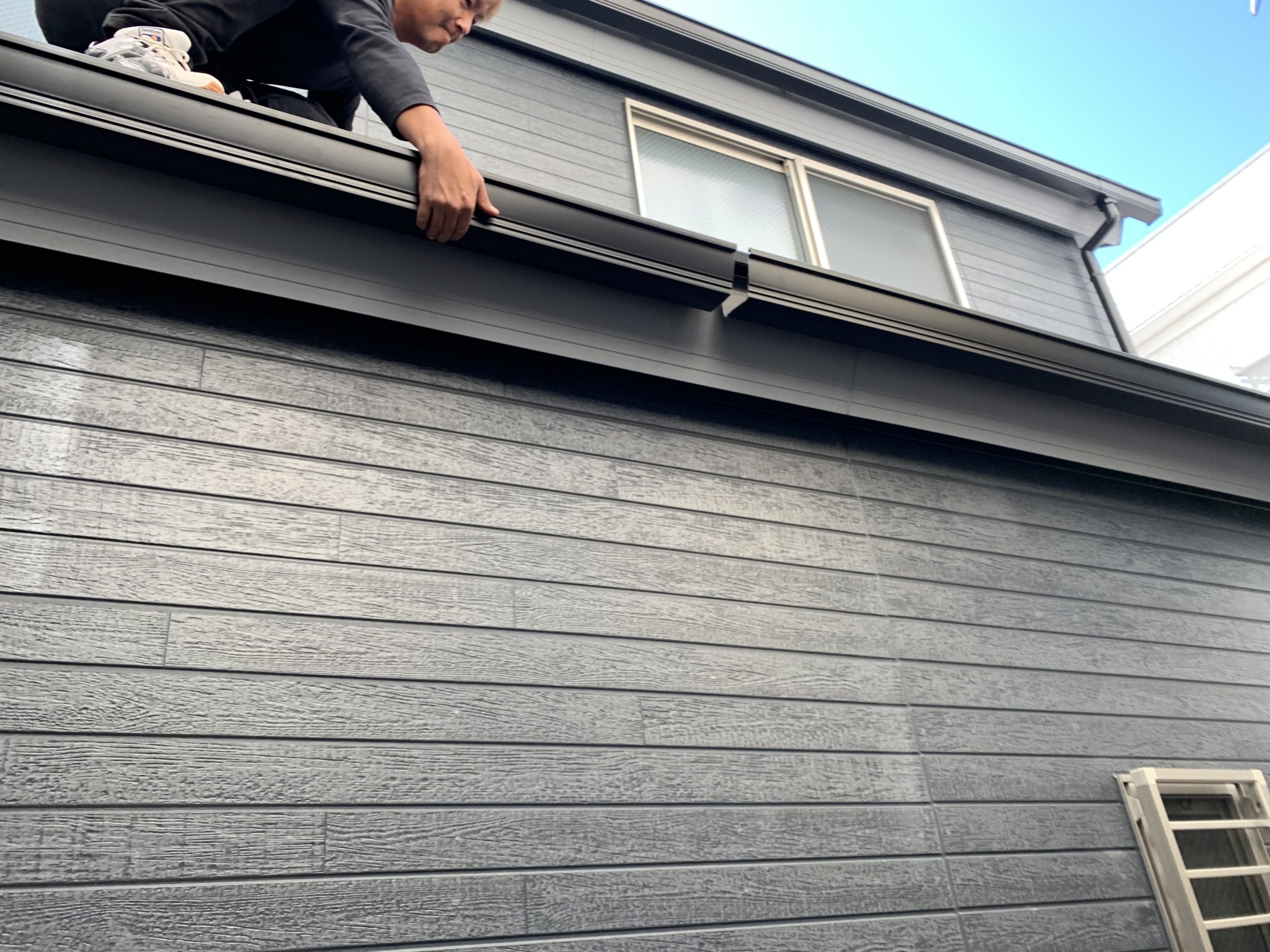 新しい雨樋を設置します