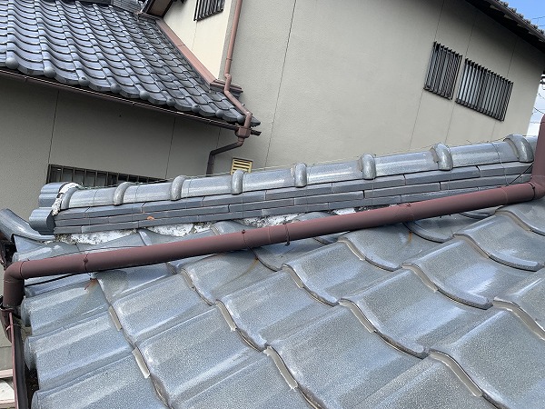 隅棟の様子。面戸の漆喰の黒ずみ