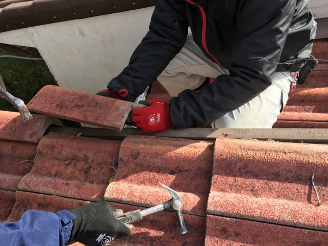 ケラバの袖瓦を捲ります