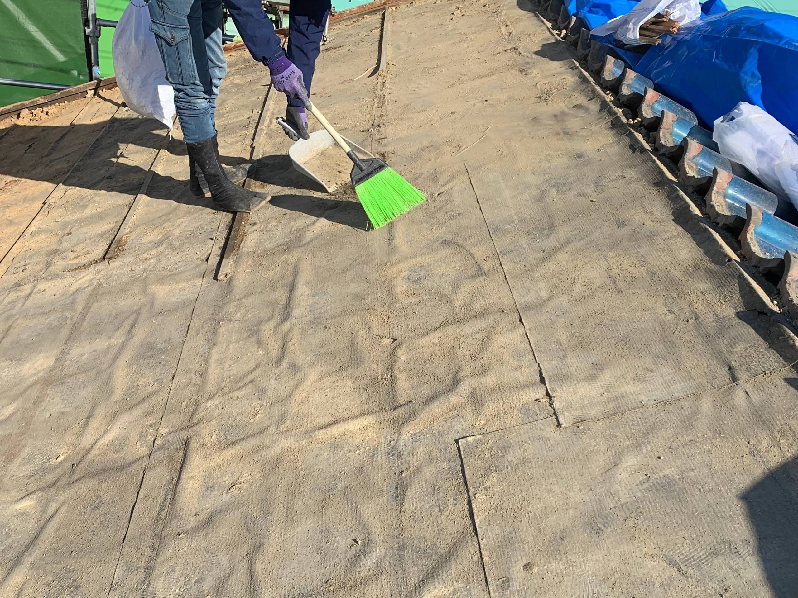 葺き土を清掃中