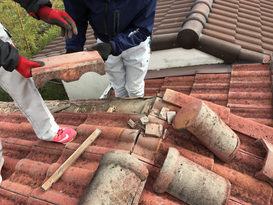 棟際まで収め直すので、棟も1度解体します。